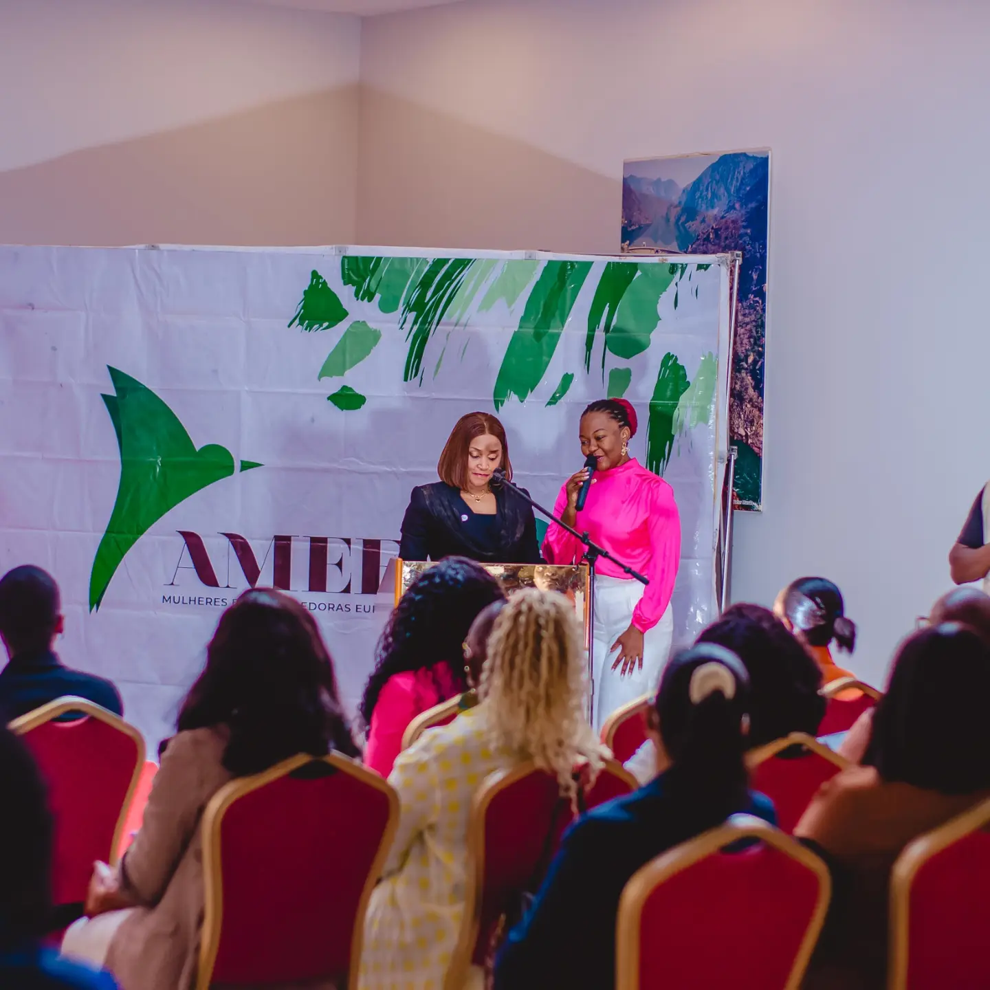 MC Pamelyta a conduzir um evento institucional da AMEEA perante o público